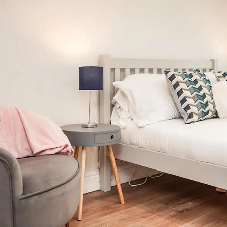 Spacious Family Home With Games Room & Garden London Exteriör bild