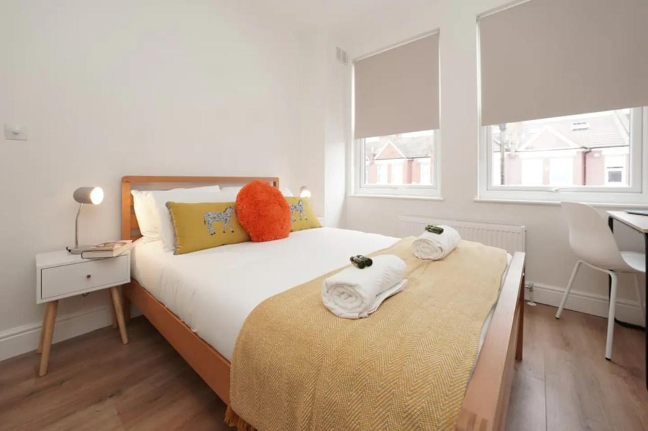 Spacious Family Home With Games Room & Garden London Exteriör bild