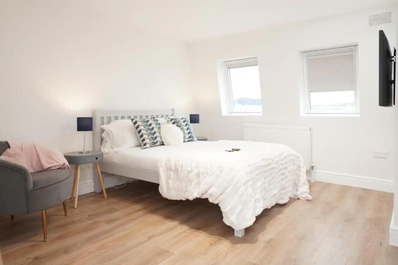 Spacious Family Home With Games Room & Garden London Exteriör bild