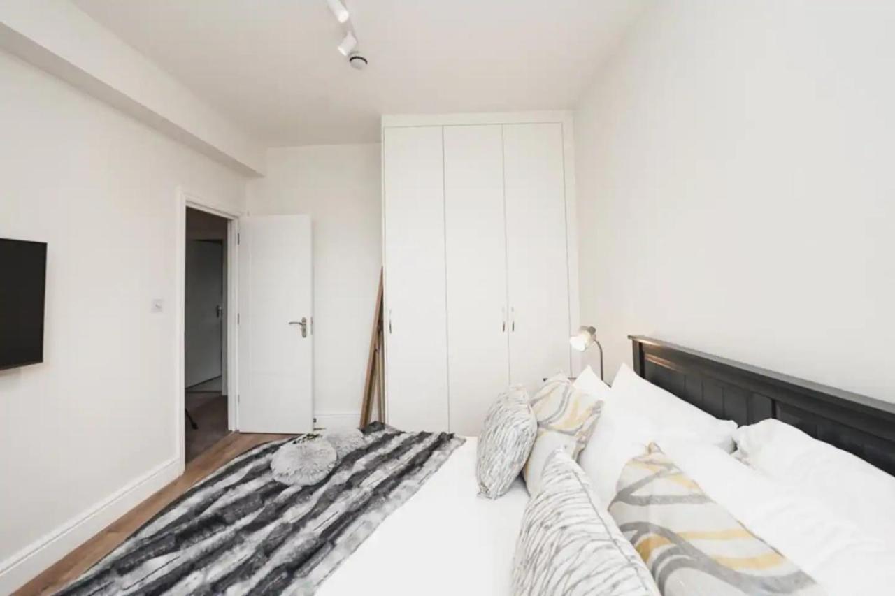Spacious Family Home With Games Room & Garden London Exteriör bild