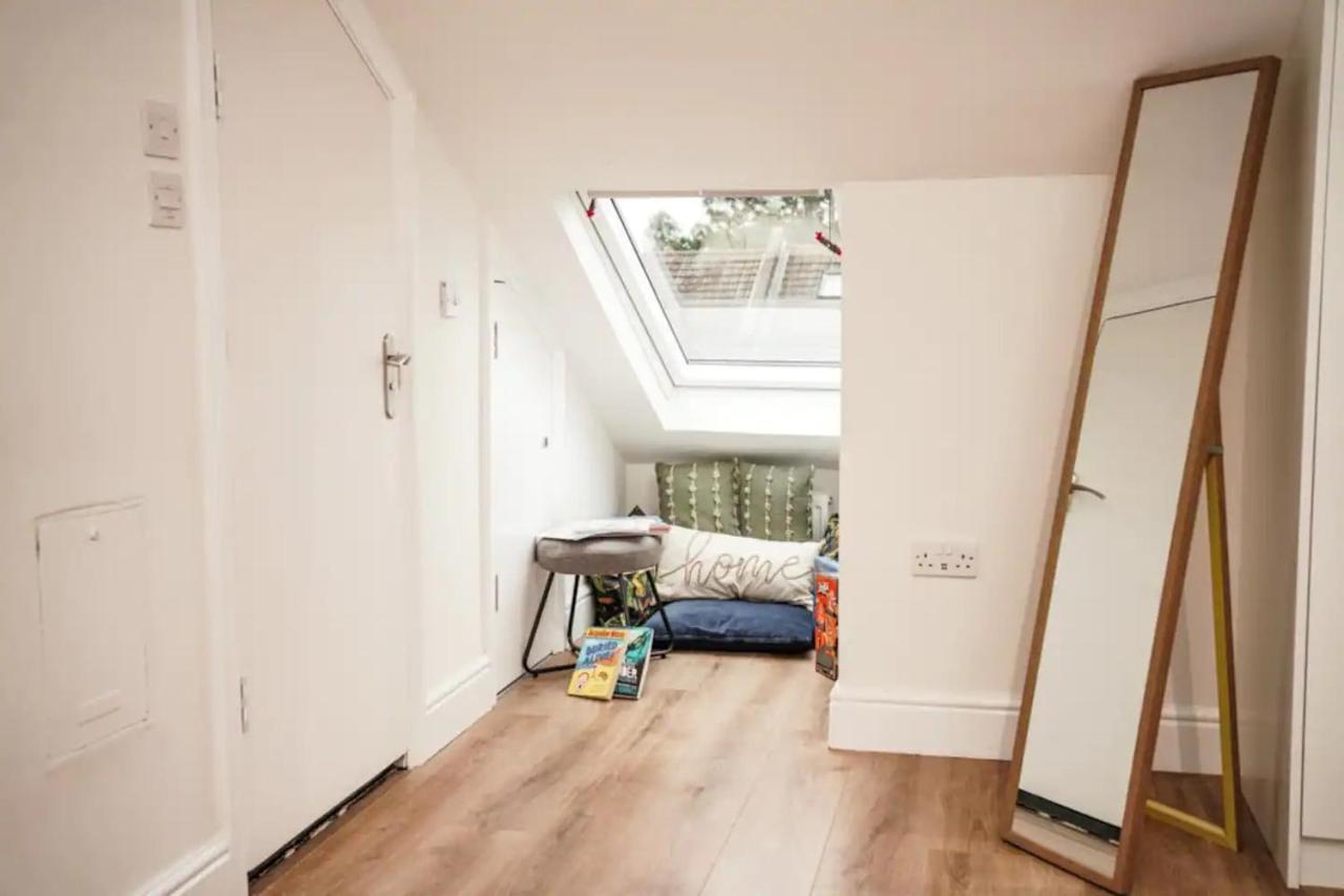 Spacious Family Home With Games Room & Garden London Exteriör bild