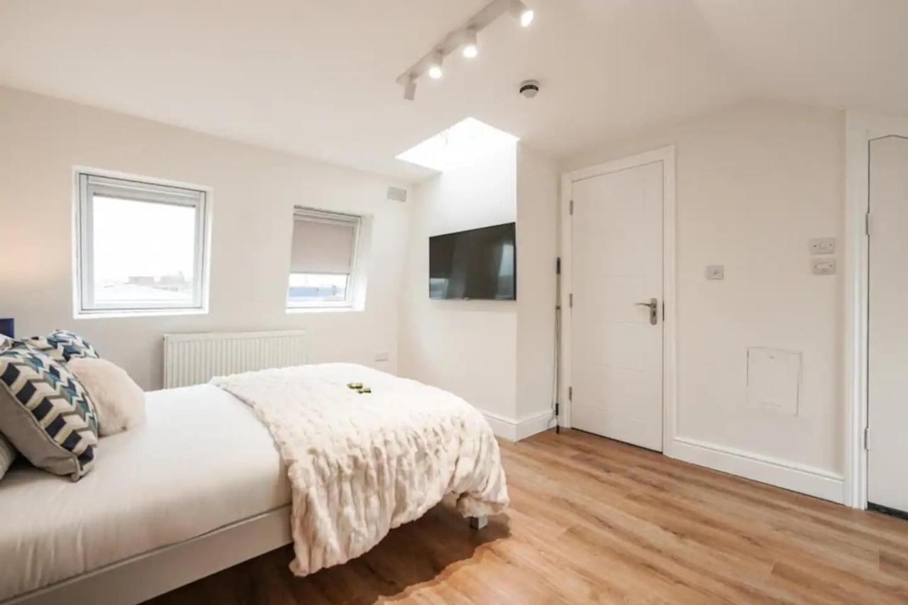 Spacious Family Home With Games Room & Garden London Exteriör bild